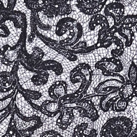 Lululemon Outrun Crop size 6
Mini Cinder Lace White Black / Black - Picture 2 of 15